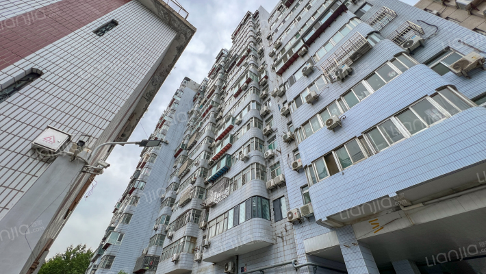 山师五宿舍外景图