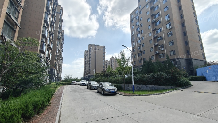 东山经适房外景图