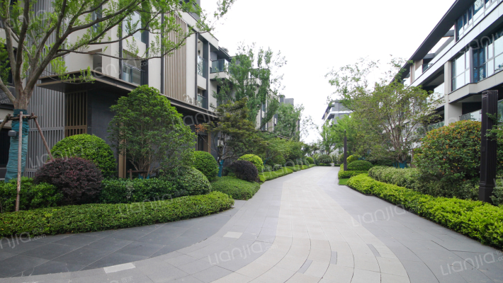 龙湖山与城外景图