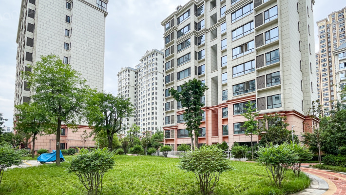 崇立·嶺秀城外景图