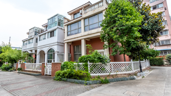 城市水岸外景图