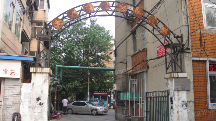 卧龙东里外景图