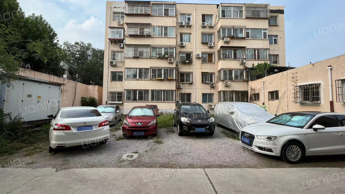 建行家属楼外景图