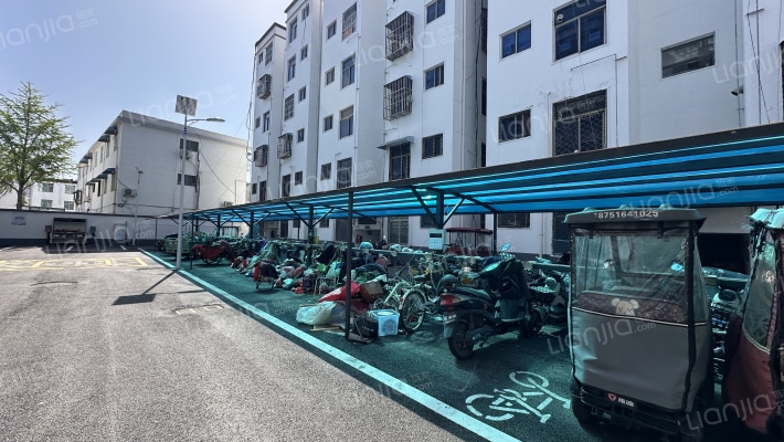 东方学校宿舍楼外景图