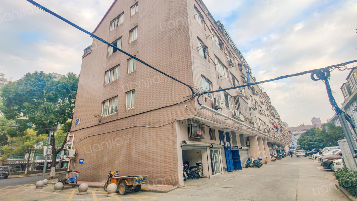 卜振路130号外景图