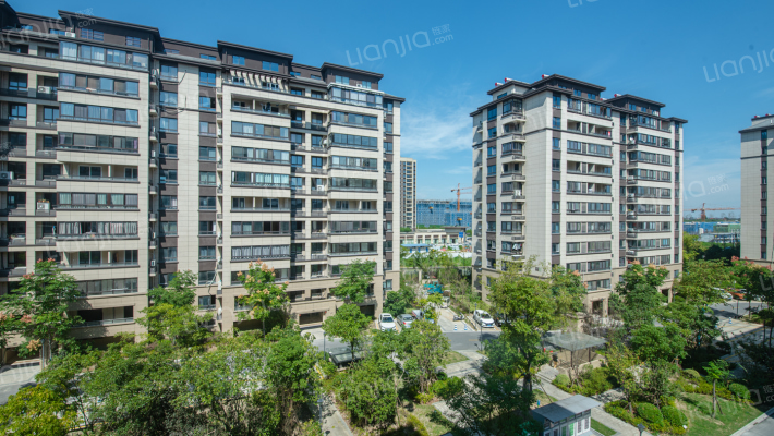 梅里春天外景图