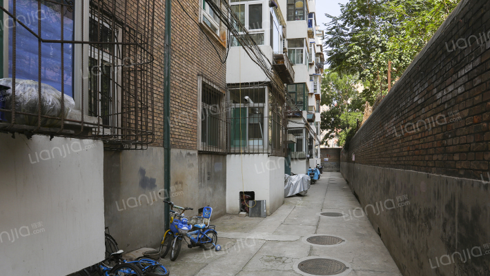 肉批龙堡公司宿舍外景图