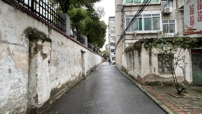 高压开关厂宿舍外景图