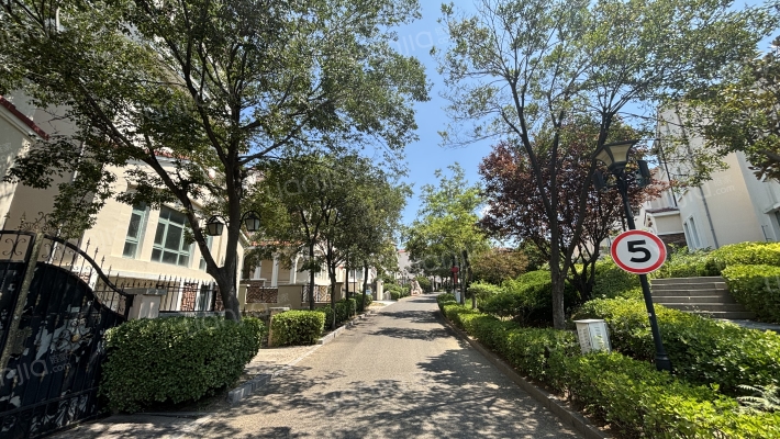 财宝山庄外景图