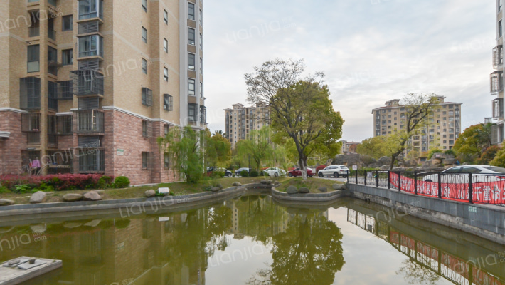 人生港湾南欧城外景图