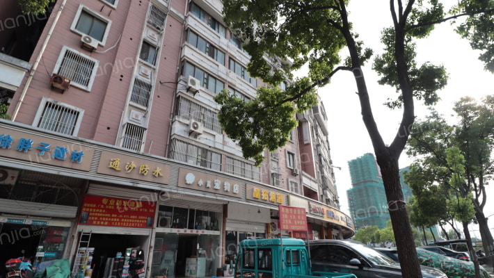 银河集贸市场外景图