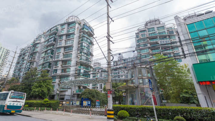 河滨围城外景图