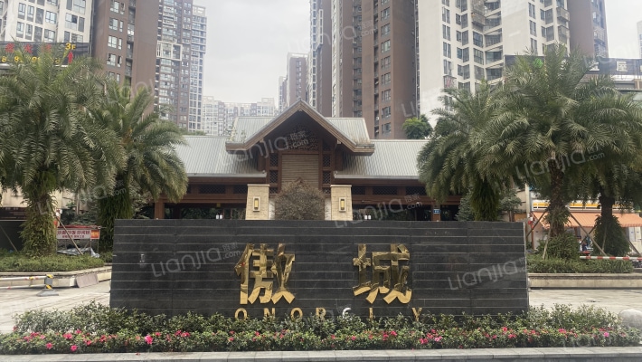 傲城由四川万宸房地产开发有限公司于2014年建成;楼栋总数20栋,共计