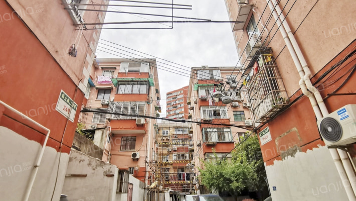 斜土路1358弄外景图