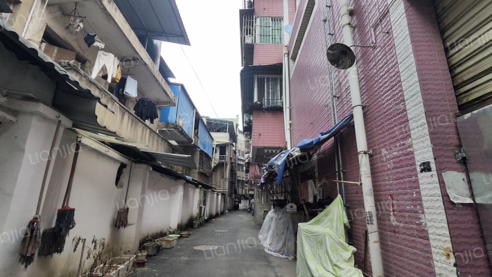 新区生活品市场居民楼外景图