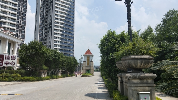 溢盈湖畔别墅外景图