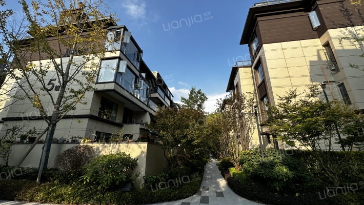 龙湖景粼天著山隐外景图