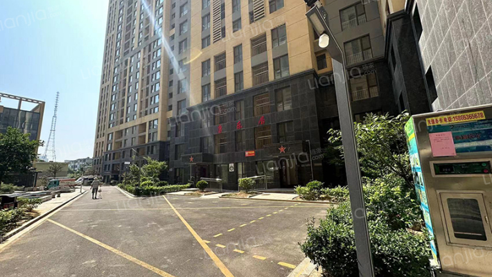 碧水蓝天外景图