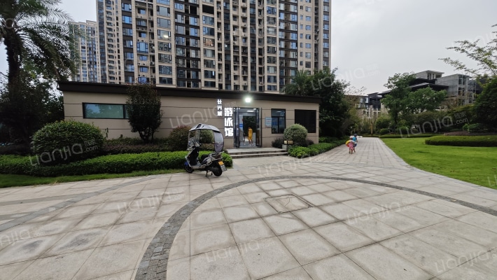 利通长兴城外景图