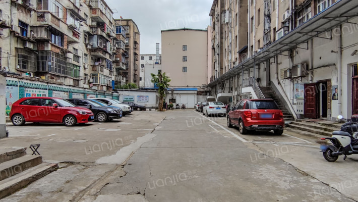 松鹤路建设银行家属院外景图