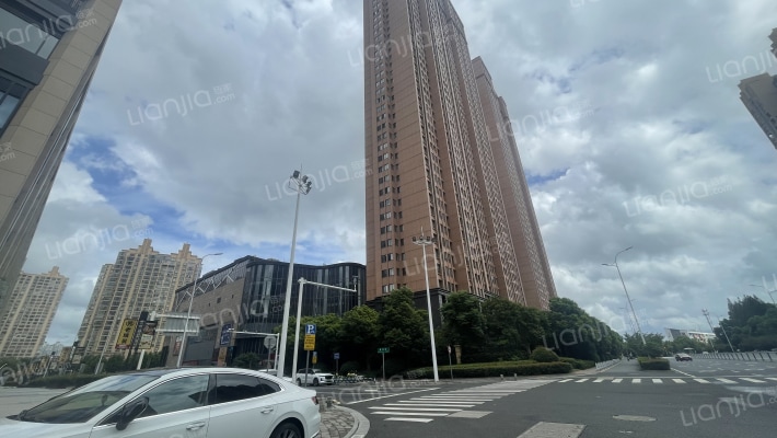 常客隆信一隆庭外景图