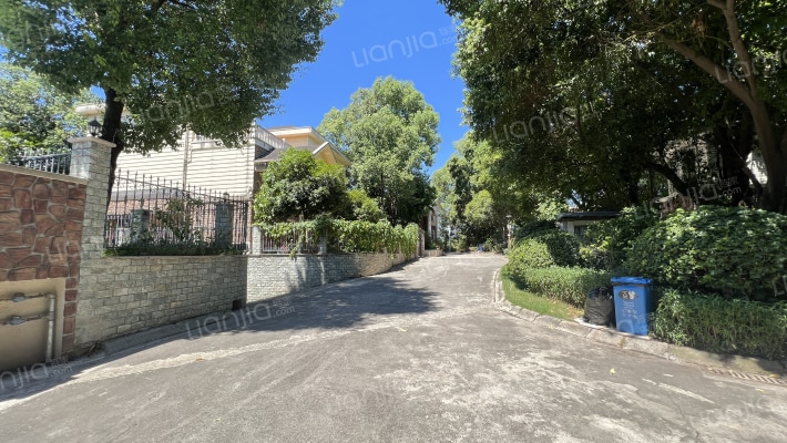 高尔夫江景别墅外景图