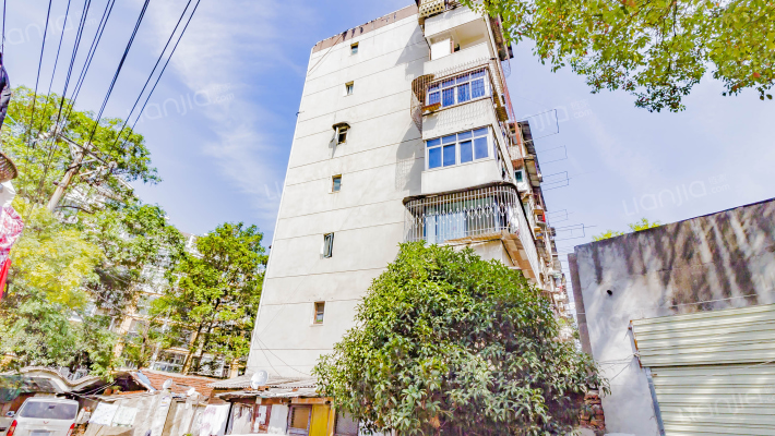 铁机教师楼外景图