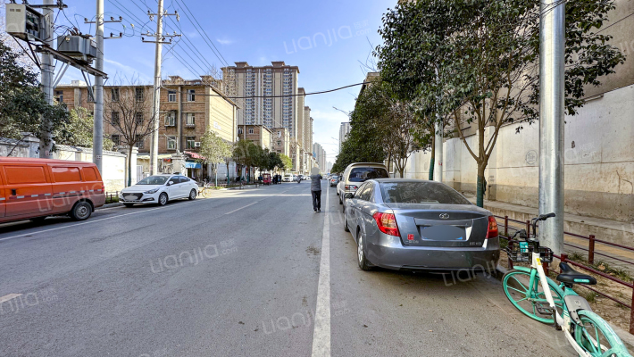 利君制药厂家属院外景图