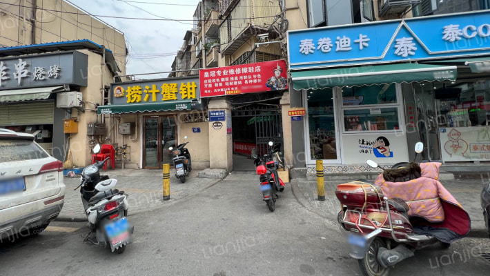 塑料厂家属院外景图