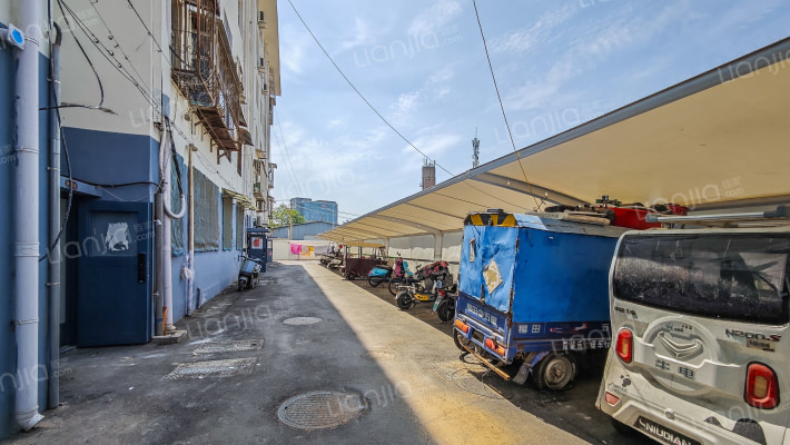 轮胎翻新厂宿舍外景图