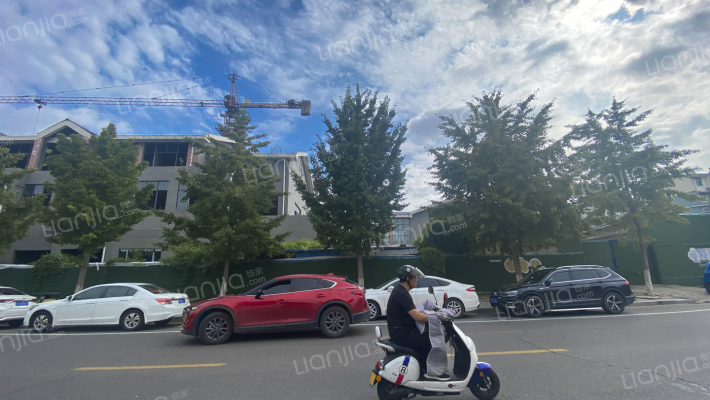 北大综合楼外景图