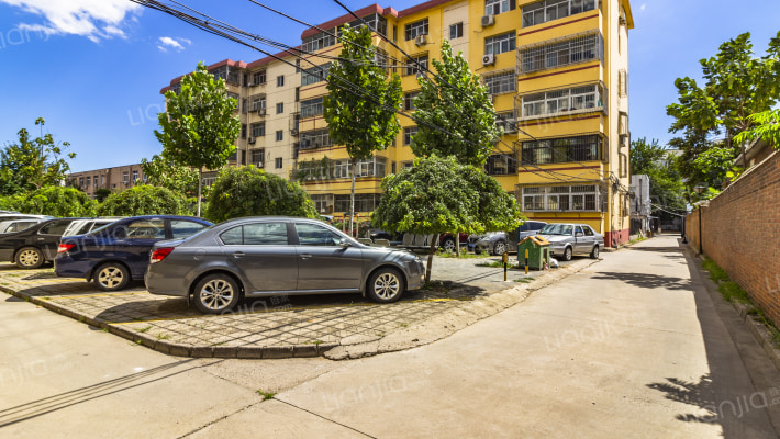 保险公司住宅楼外景图