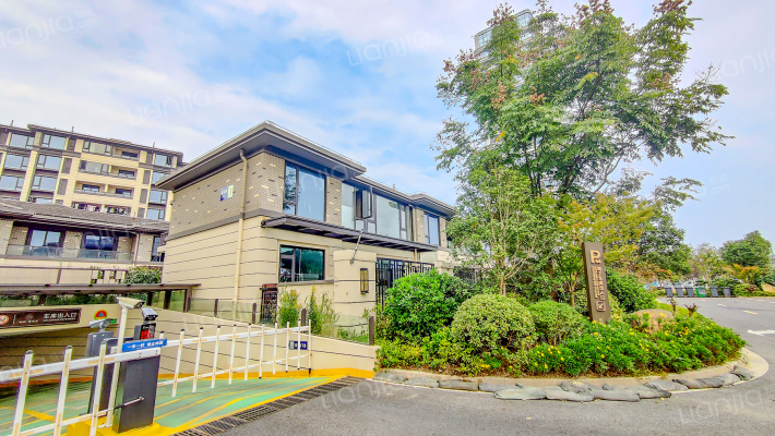 鸿翔紫藤里外景图