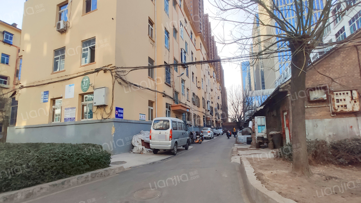 后一万山外景图