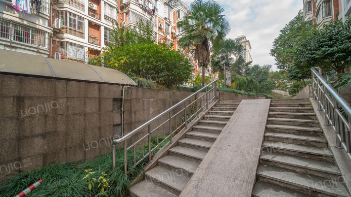 阳光华庭外景图