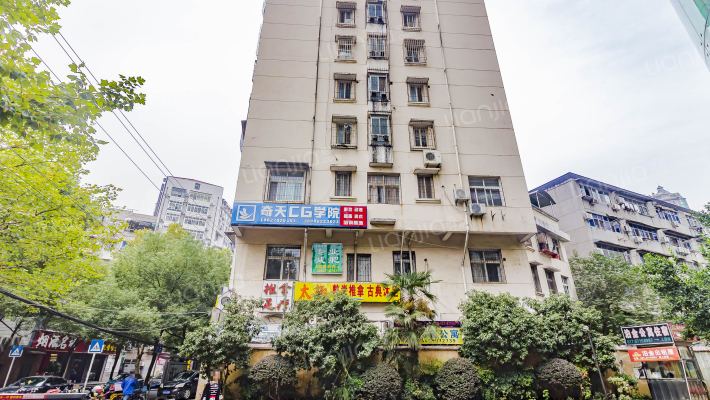 珞南工商所宿舍外景图