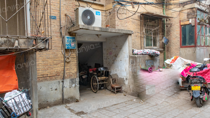 蜜蜂张121号院外景图