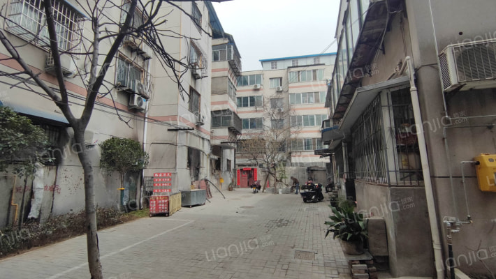 大纸坊街蓝天公司楼外景图