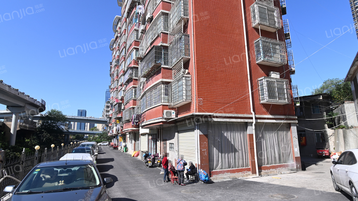 陡岭红房子外景图