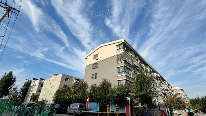 河畔花城外景图