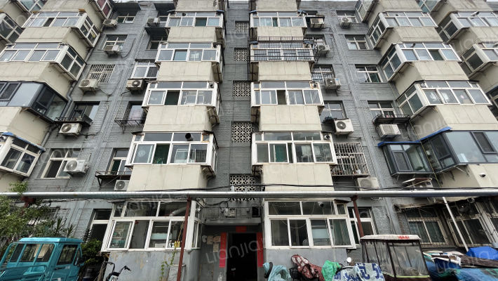 厢包厂家属院外景图