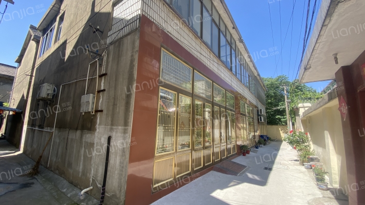 灶东中巷外景图