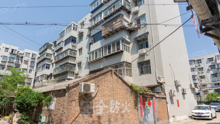 交警生活小区外景图