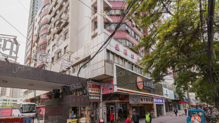 轮胎厂家属院外景图