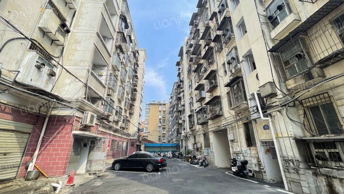 永安桥社区房管楼外景图