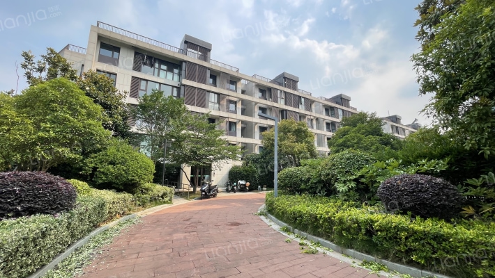 骋望云邸外景图