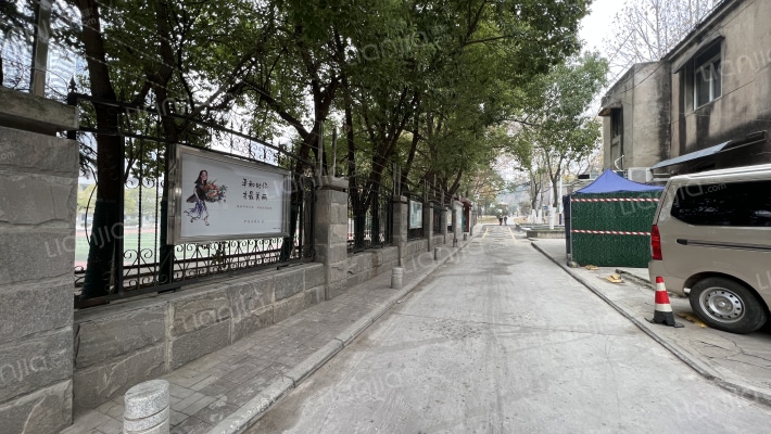 屯小宿舍外景图