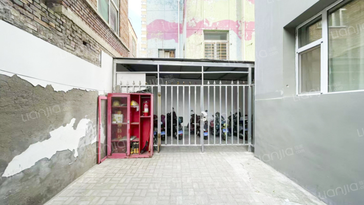 海子边东街外景图