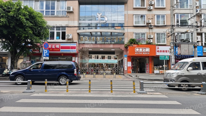 东一家属院外景图