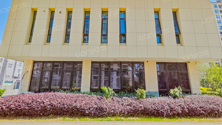 秋月朗庭外景图